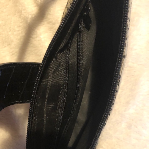 Small Guess Purse - Picture 3 of 5